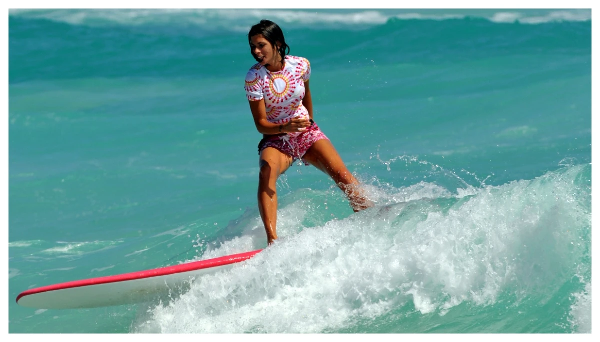 surf in Fuerteventura surfergirl